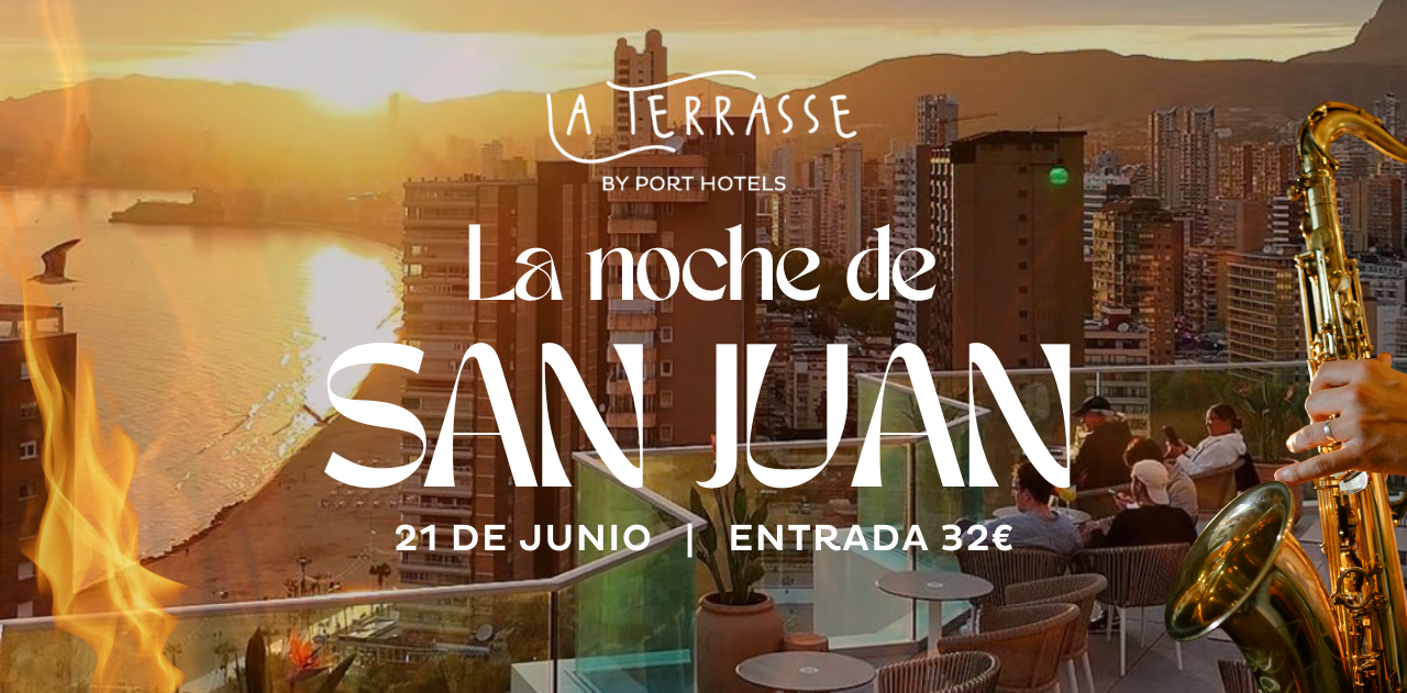 una persona sostiene un cóctel frente a una puesta de sol y el sábado 22 de junio está escrito en el fondo