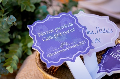 un cartel morado que dice no me pierdo la gala por nada - 