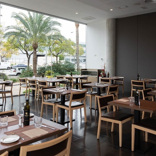 un restaurante con muchas mesas y sillas