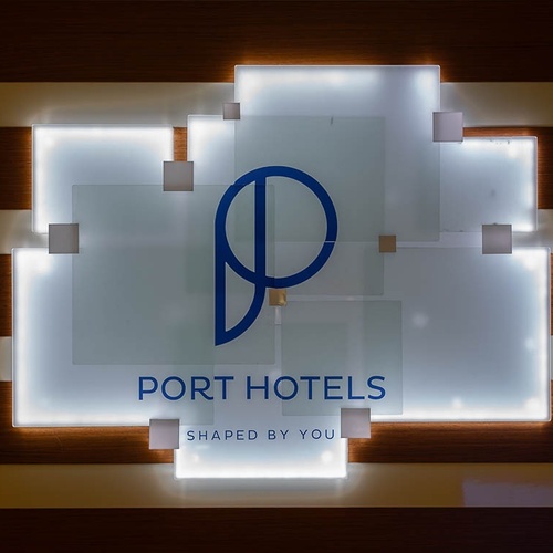el logotipo de los hoteles portuarios está formado por ti