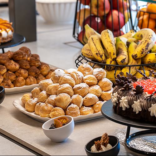 Buffet de postres para eventos. Port Hotels: Corporativa, pasteles, frutas y repostería.