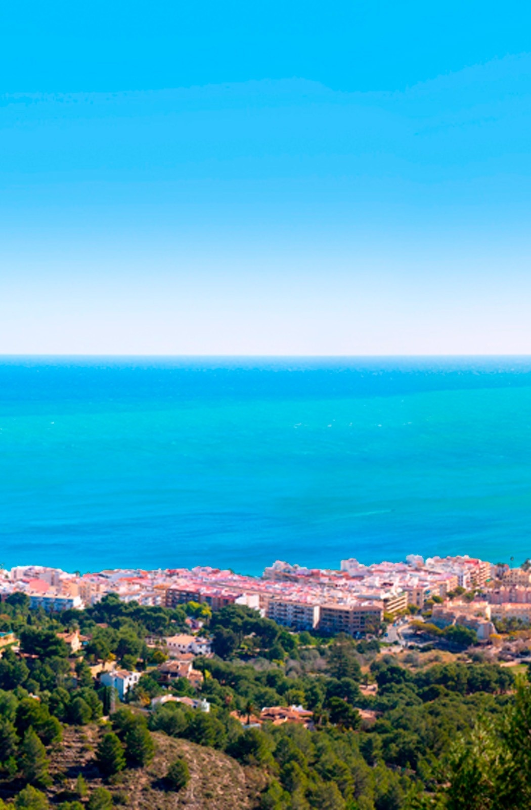 Vistas espectaculares de ciudad costera, mar azul turquesa y frondosa vegetación. Tu hotel de ensueño.