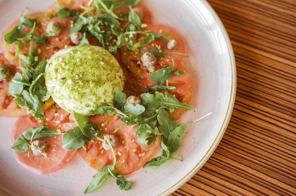 un restaurante lleno de mesas y sillas con un suelo de mármol