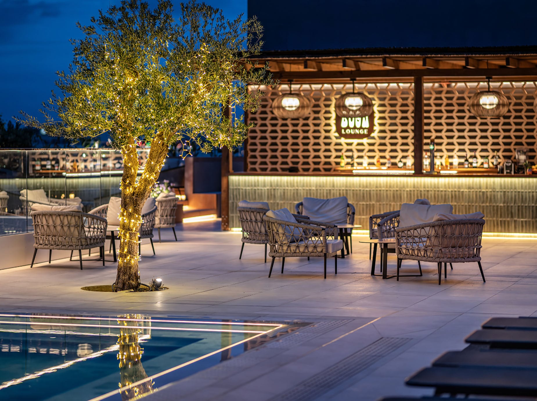 Lounge bar de Port Hotels: Corporativa, con asientos al aire libre y piscina.