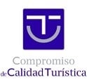 un logotipo azul con una sonrisa y la palabra compromiso de calidad turística .