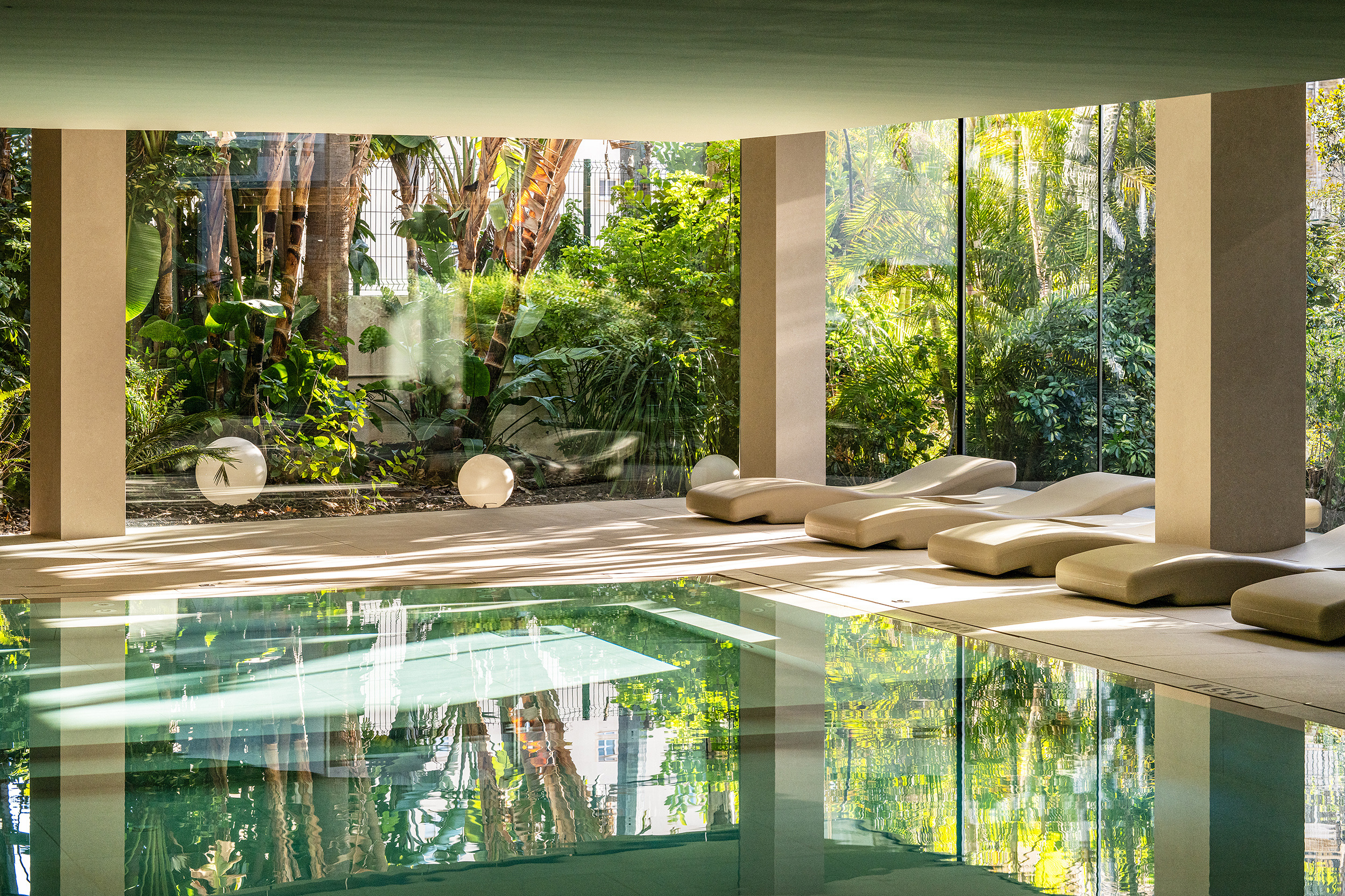 Piscina interior de lujo en Port Hotels: Corporativa