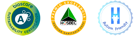 tres etiquetas que dicen bioscore sostenibilidad premio excelencia y hosbec