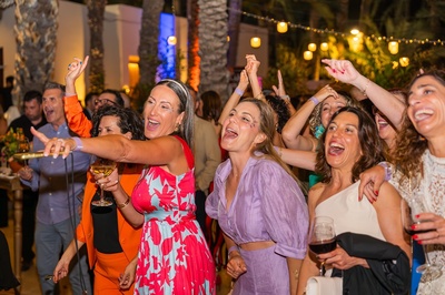 un grupo de mujeres están bailando y riendo en una fiesta - 