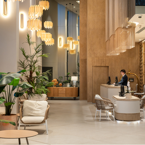 un hombre se sienta en la recepción de un hotel