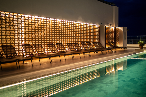 un grupo de personas están sentadas en sillas y mesas en un patio al aire libre