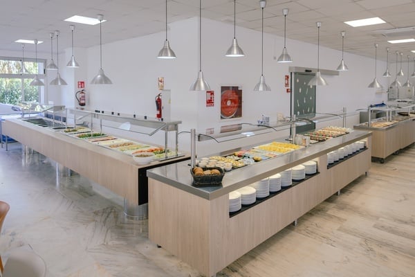 una barra de comida llena de platos y botellas de vino