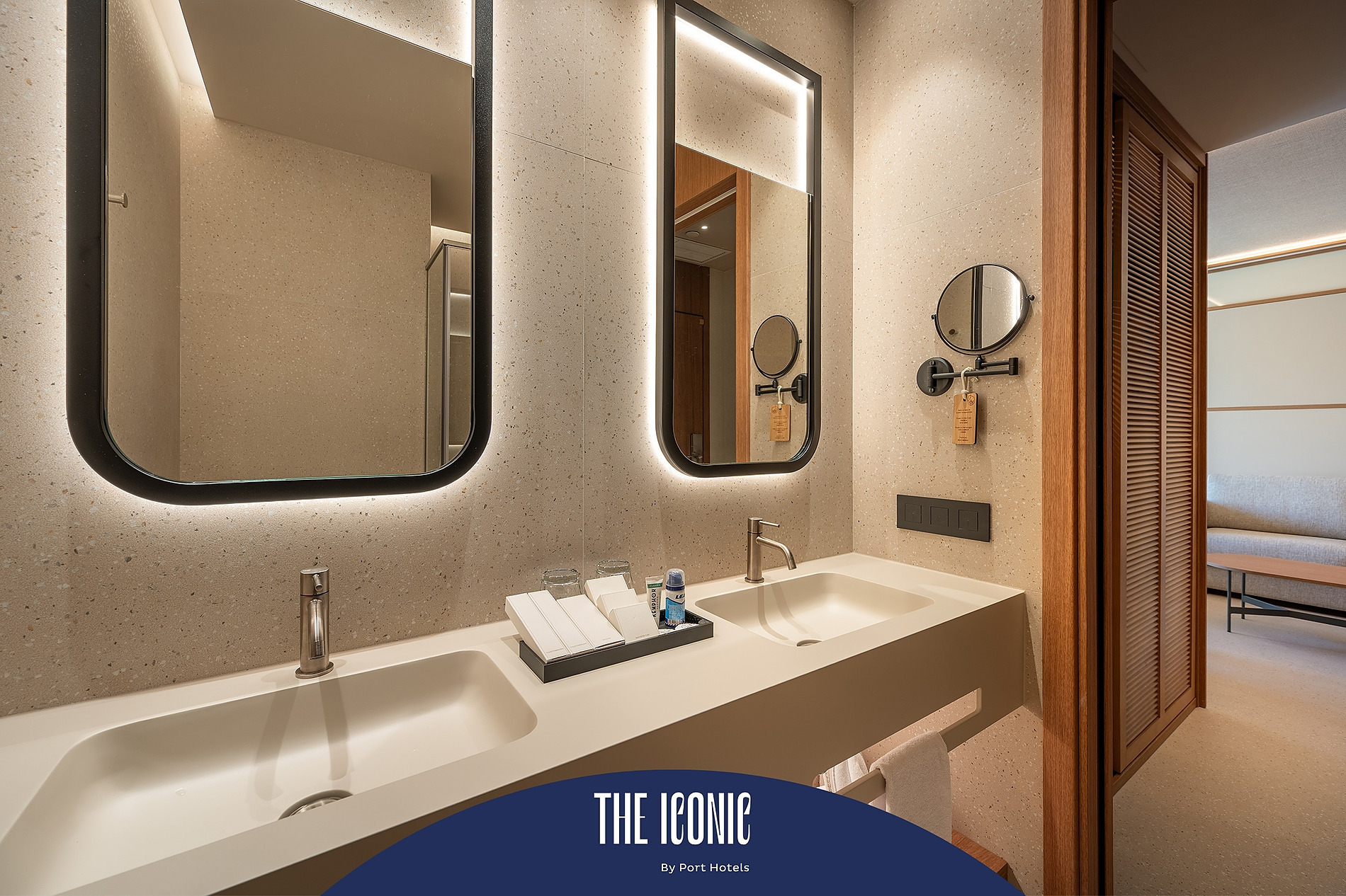 Baño moderno con doble lavabo, espejos iluminados y artículos de tocador de lujo en Port Hotels: Corporativa.