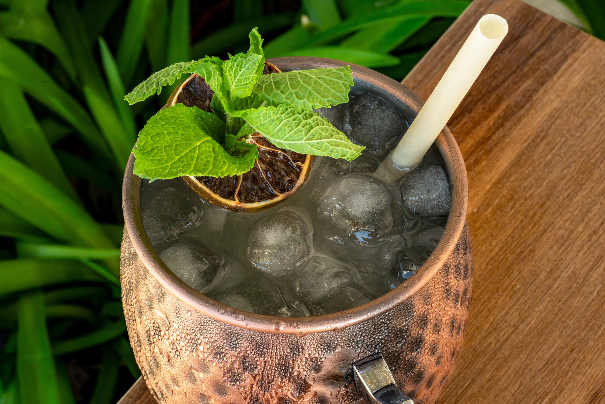 Port Hotels: Corporativa en copa de cobre con hielo, menta y rodaja de naranja.