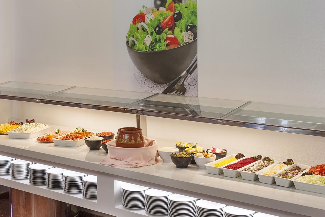 Buffet variado no Port Hotels: Corporativa, com saladas e acompanhamentos frescos.