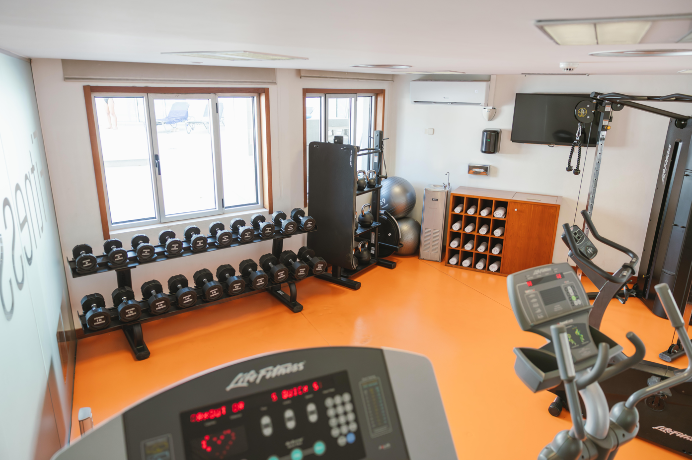 un gimnasio con una pantalla que dice life fitness