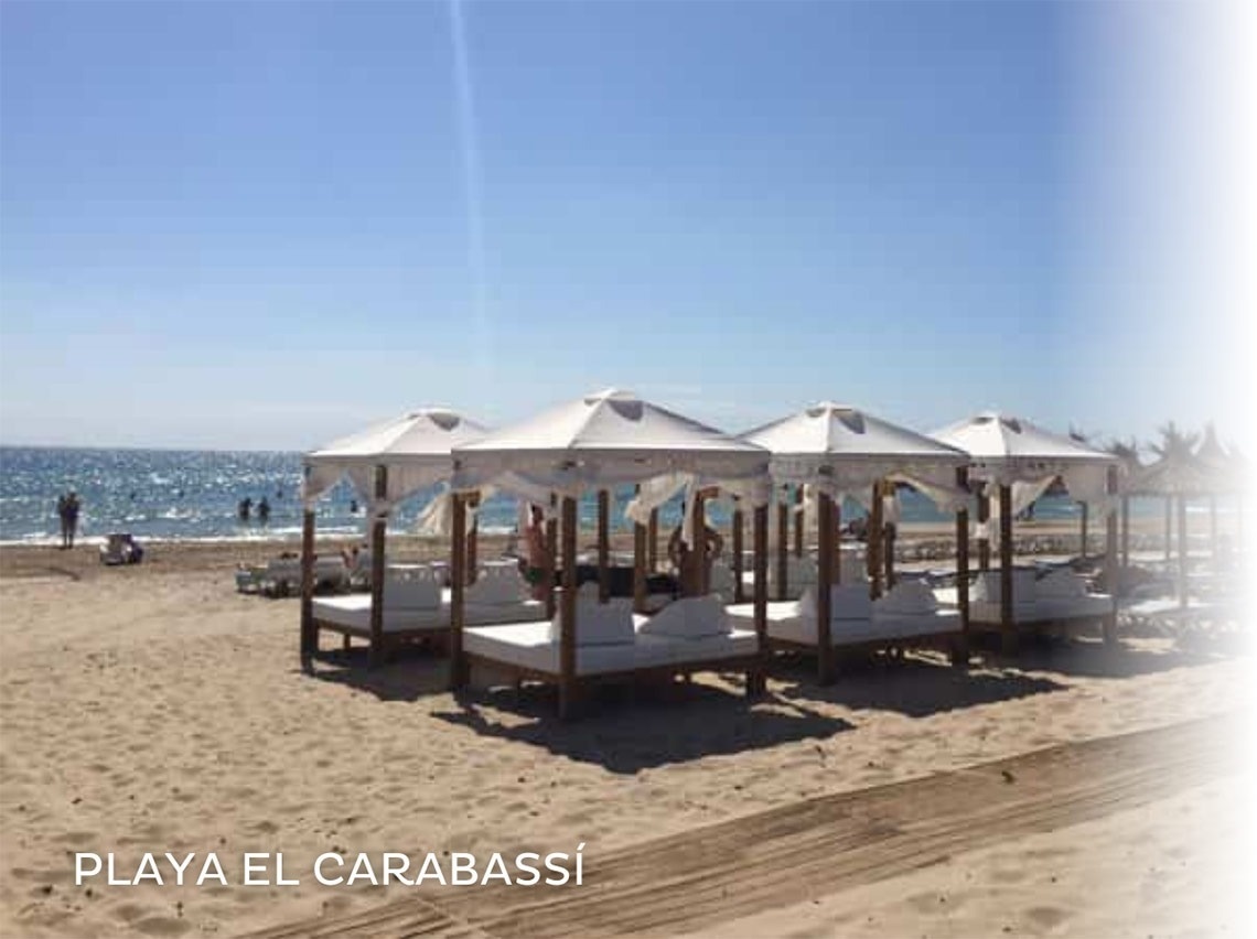 un edificio grande con un reloj en la parte superior