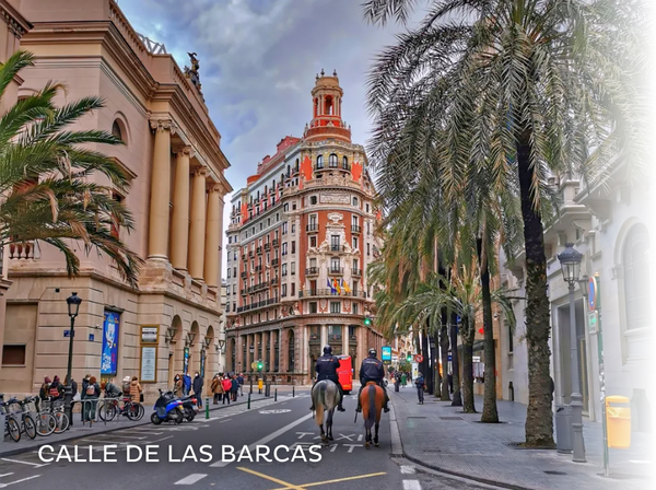 una torre de la iglesia está rodeada de árboles y edificios