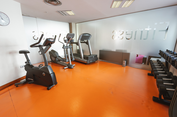 un gimnasio con una pantalla que dice life fitness