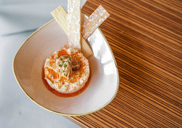 un restaurante lleno de mesas y sillas con un suelo de mármol