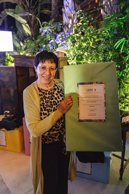 a woman holding a sign that says lote 4 - 