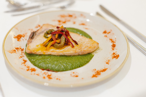 una sala de conferencias con mesas y sillas y una pantalla