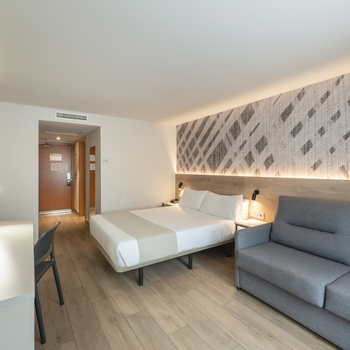 una habitación de hotel con una cama y un sofá