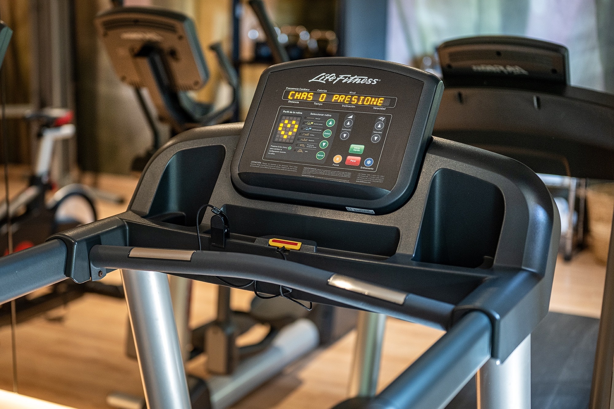 una cinta de correr life fitness en un gimnasio