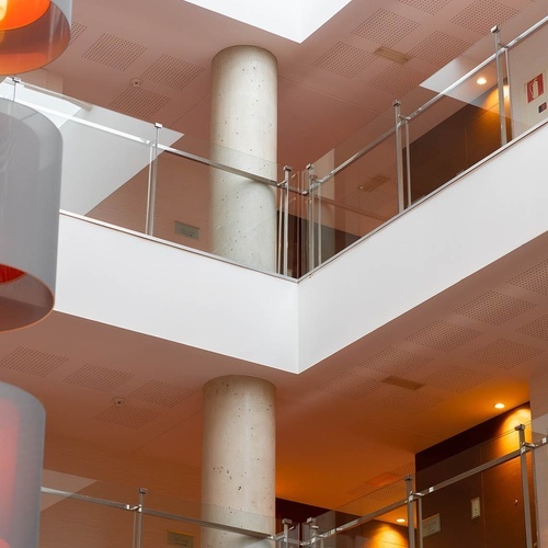 un edificio con escaleras y una puerta de salida