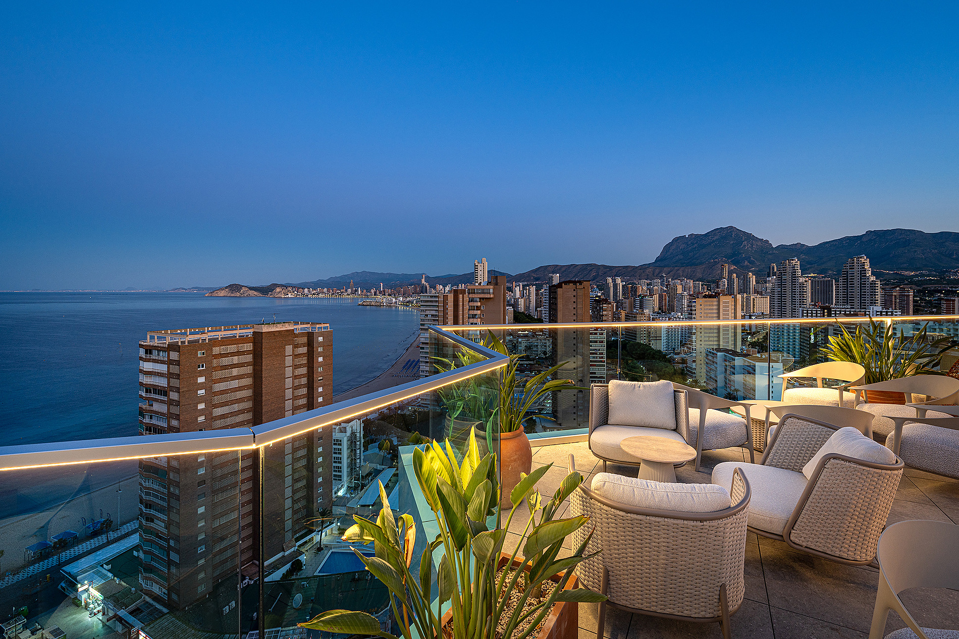Terraza de hotel con vistas al mar y a la ciudad, ideal para relajarse Port Benidorm Hotel & Spa | Alicante | Port Hotels | Web oficial.