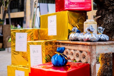 un montón de cajas de oro y rojas están apiladas una encima de la otra - 