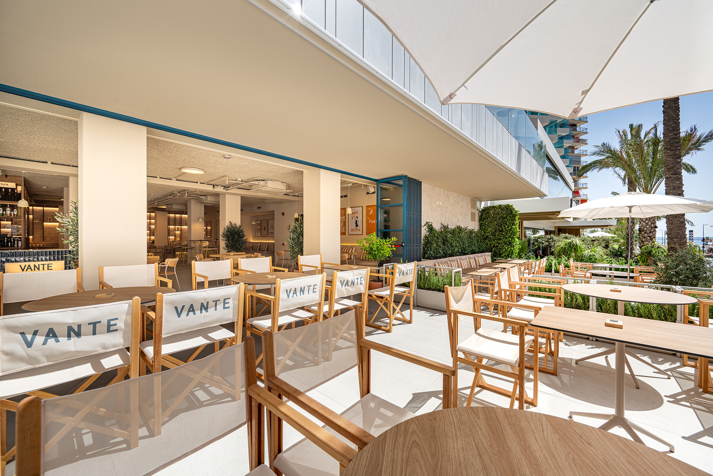 Chic outdoor seating with VANTE chairs and tables at a luxury Port Hotels: Corporativa, perfect for al fresco dining.