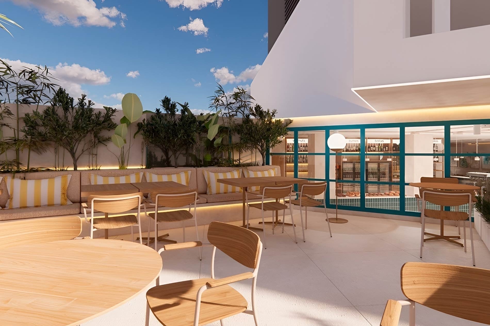 Hotel moderno de lujo con gran piscina exterior, palmeras y terraza.