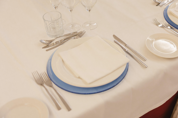 una sala de conferencias con mesas y sillas y una pantalla