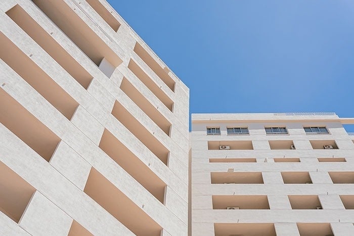 un edificio de apartamentos con muchos balcones y aire acondicionado