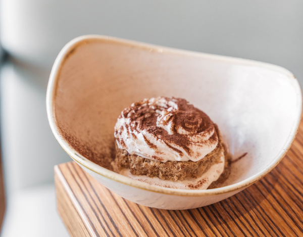 un restaurante lleno de mesas y sillas con un suelo de mármol