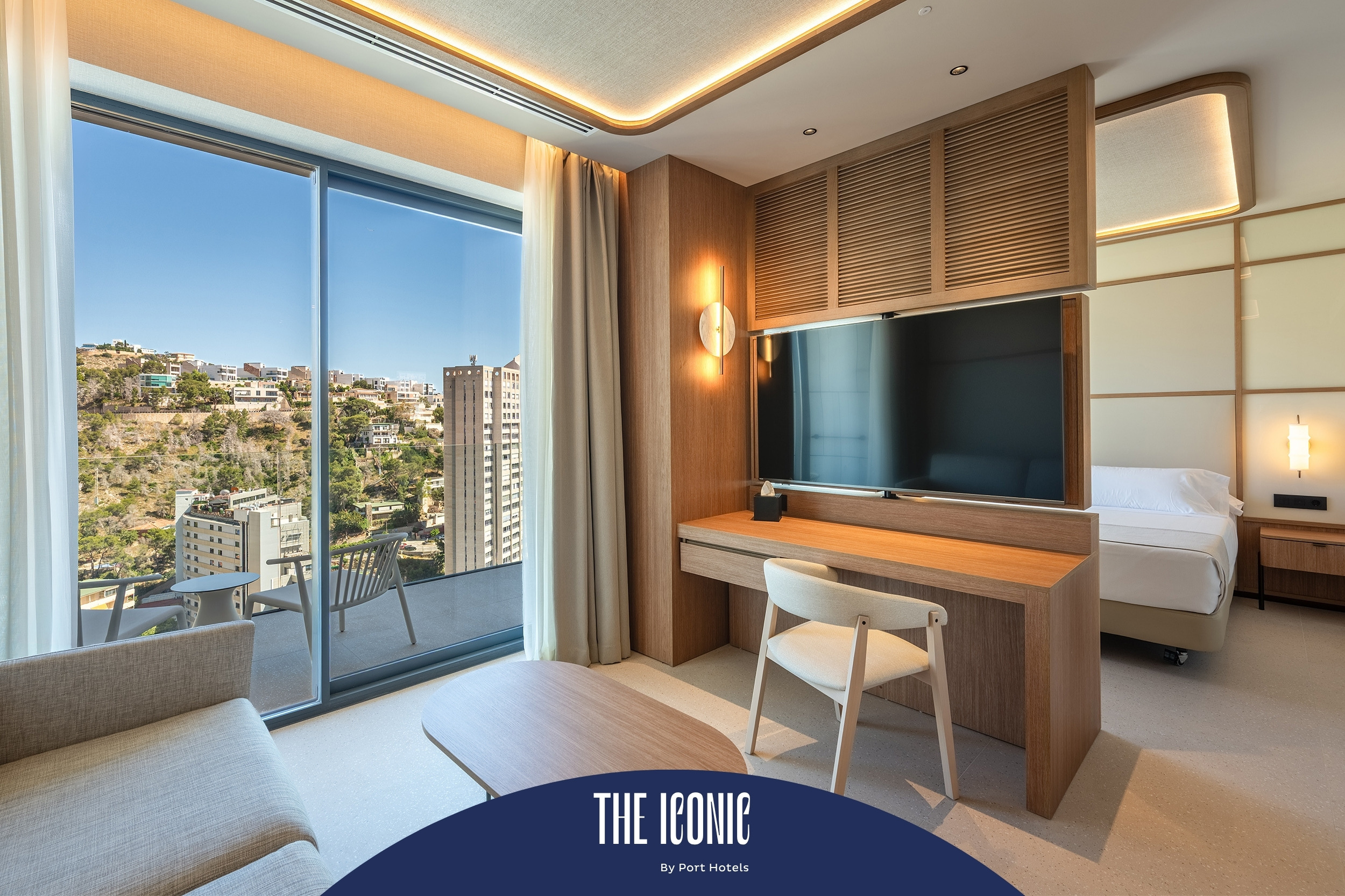 Habitación moderna con balcón y vista a la ciudad, ideal para tu estadía Port Hotels: Corporativa.