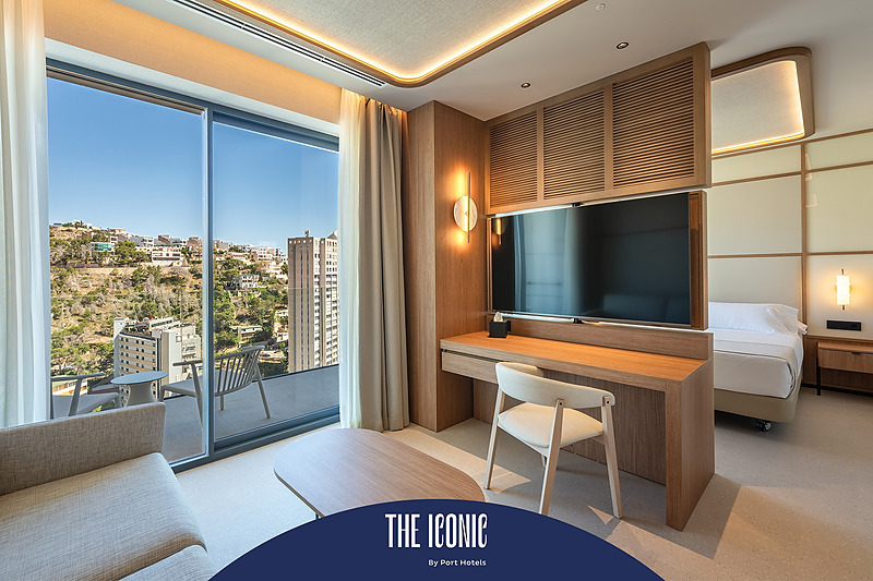 Habitación moderna con balcón y vista a la ciudad, ideal para tu estadía Port Hotels: Corporativa.