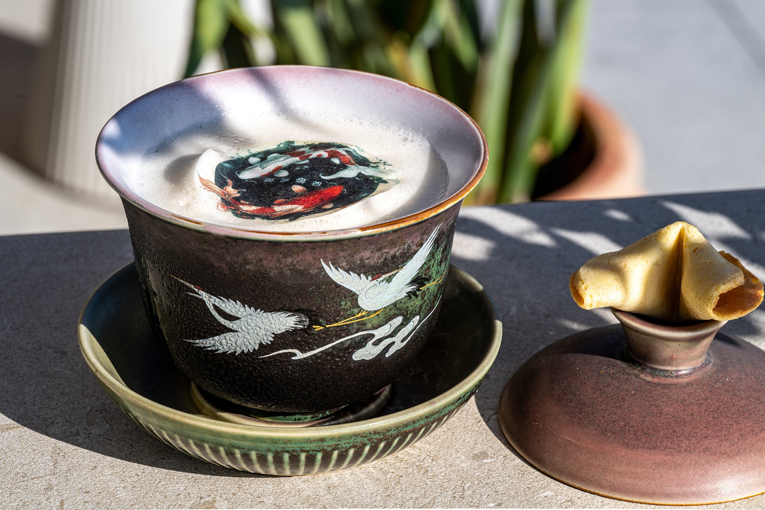 Taza de té con estampado de grullas y galleta de la fortuna. Port Hotels: Corporativa