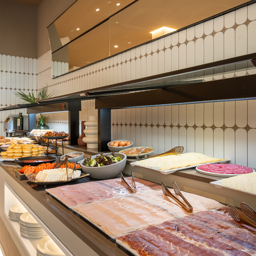 un buffet de comida en un restaurante con una pantalla que muestra la temperatura