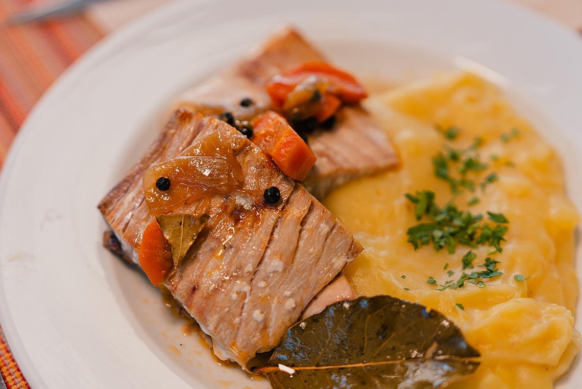 Prato de peixe com purê e legumes. Reserve seu corporativo em Port Hotels.