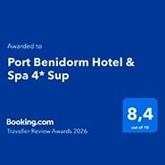La imagen muestra un reconocimiento de Booking.com para el Port Benidorm Hotel & Spa 4* Sup con una puntuación de 8,4 sobre 10, otorgado en los Traveller Review Awards 2026.