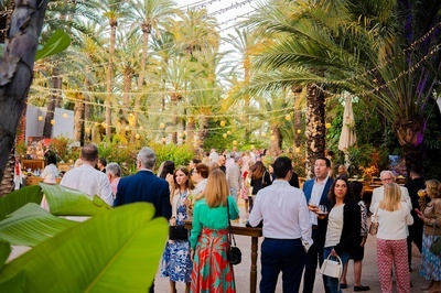 un grupo de personas se reúnen en una fiesta al aire libre - 