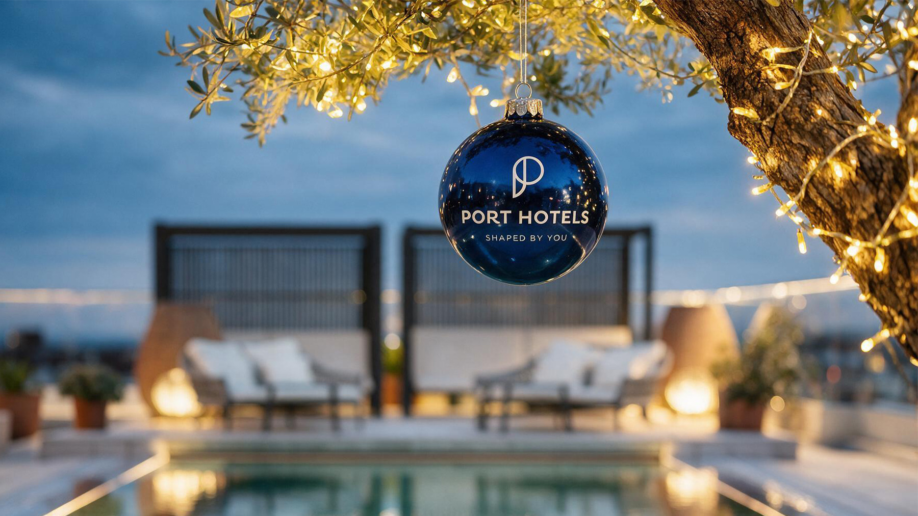 Entrada de Port Hotels: Corporativa con luces festivas y vegetación exuberante.