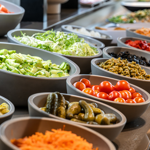 un montón de cuencos llenos de diferentes tipos de verduras