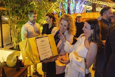 a woman holding a sign that says lote 1 - 