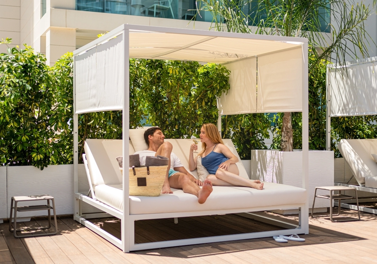 Relájese junto a la piscina. Port Hotels: Corporativa, su oasis de tranquilidad.