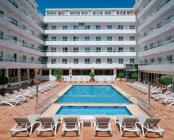 Hotel Fiestapark: Piscina e espreguiçadeiras, perfeito para estadias corporativas.