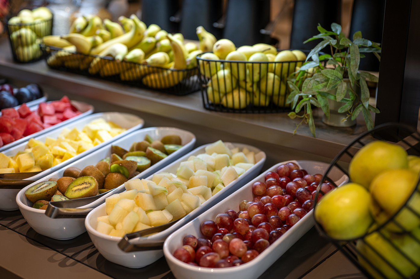 una variedad de frutas y verduras están sobre una mesa