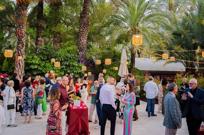 un grupo de personas se reúnen en una fiesta al aire libre - 