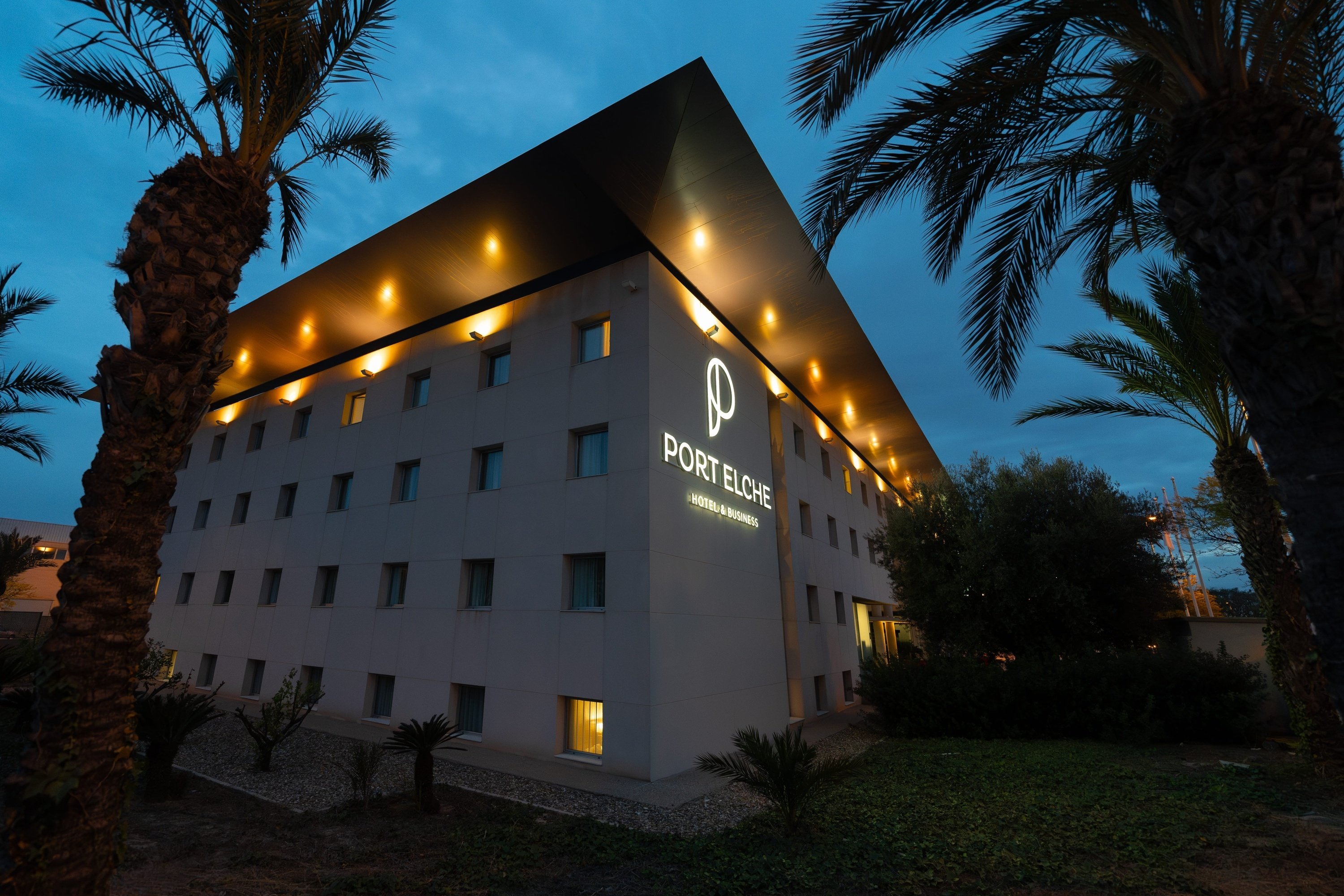 a building with the word port elche on it